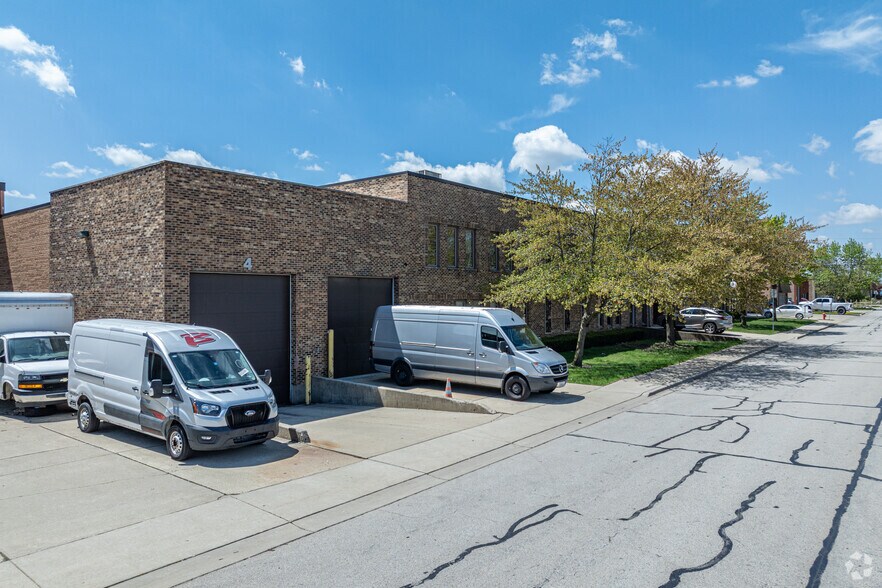 729 Lunt Ave, Schaumburg, IL for sale - Building Photo - Image 2 of 4