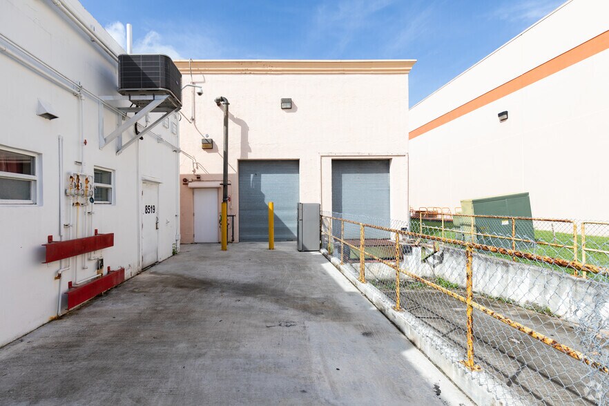 13593-13595 S Dixie Hwy, Miami, FL à louer - Photo du bâtiment - Image 3 de 26