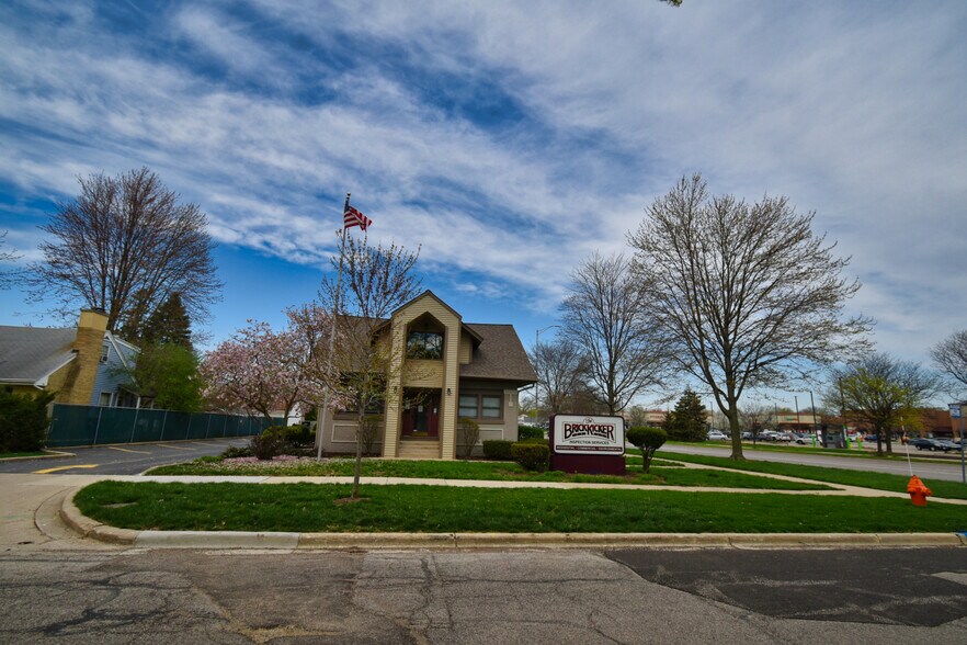 849 N Ellsworth St, Naperville, IL à louer - Photo du bâtiment - Image 2 de 25