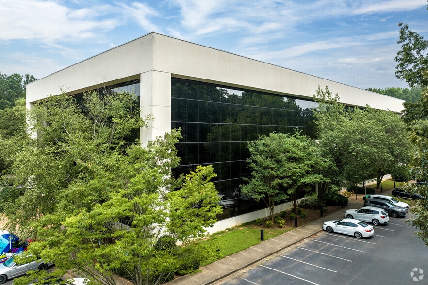 5855 Executive Center Dr, Charlotte, NC for lease - Building Photo - Image 3 of 18