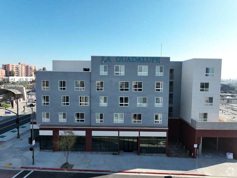 110 S Boyle Ave, Los Angeles, CA à louer - Photo principale - Image 1 de 10