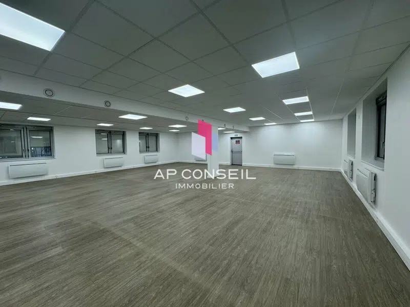 Office in Versailles for lease Interior Photo- Image 1 of 3