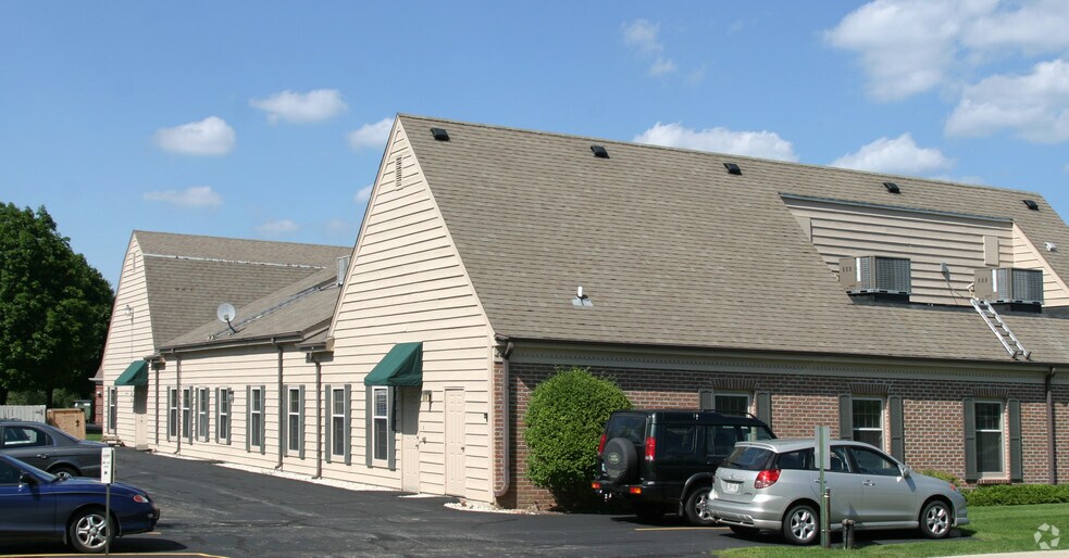11045-11055 N Towne Square Rd, Mequon, WI à louer - Photo du bâtiment - Image 2 de 3