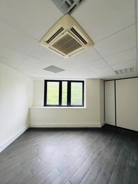 Bureau dans Montigny-le-Bretonneux à louer - Photo intérieure - Image 2 de 32