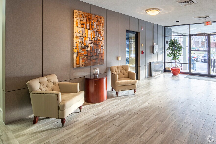 2560 Huntington Ave, Alexandria, VA à louer - Hall d’entrée - Image 2 de 25