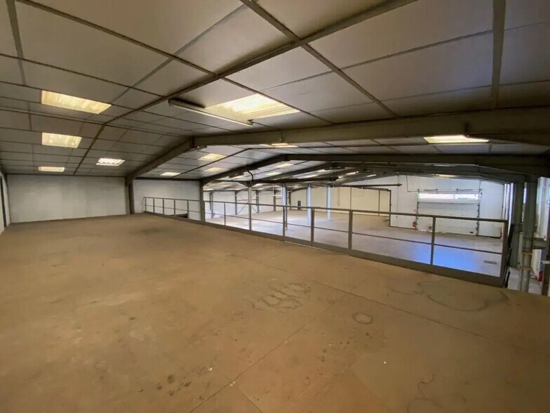 Office in CIVRIEUX-D'AZERGUES for lease - Building Photo - Image 3 of 9