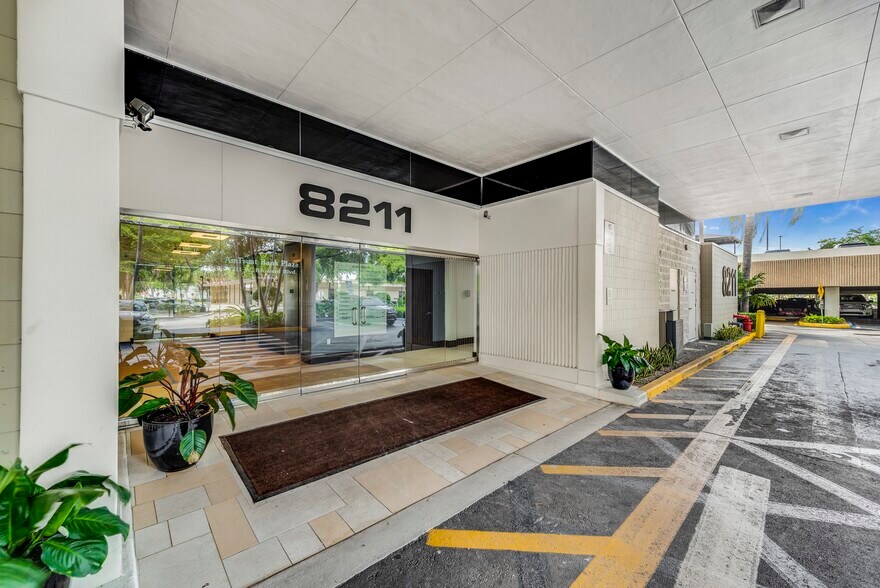 8211 W Broward Blvd, Plantation, FL à louer - Photo du bâtiment - Image 2 de 4
