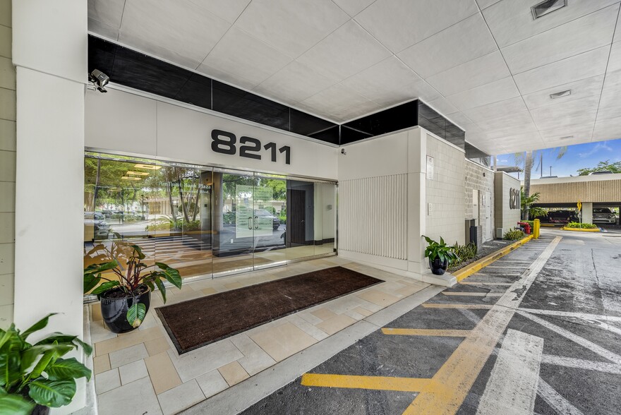 8211 W Broward Blvd, Plantation, FL à louer - Photo du bâtiment - Image 2 de 4