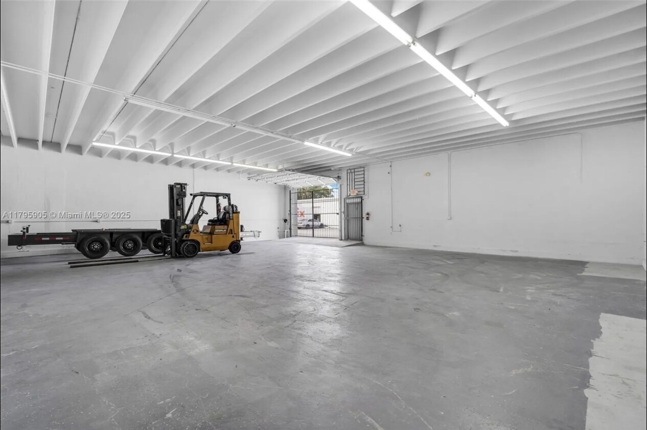 8145 NW 33rd St, Doral, FL à louer Photo intérieure- Image 1 de 11