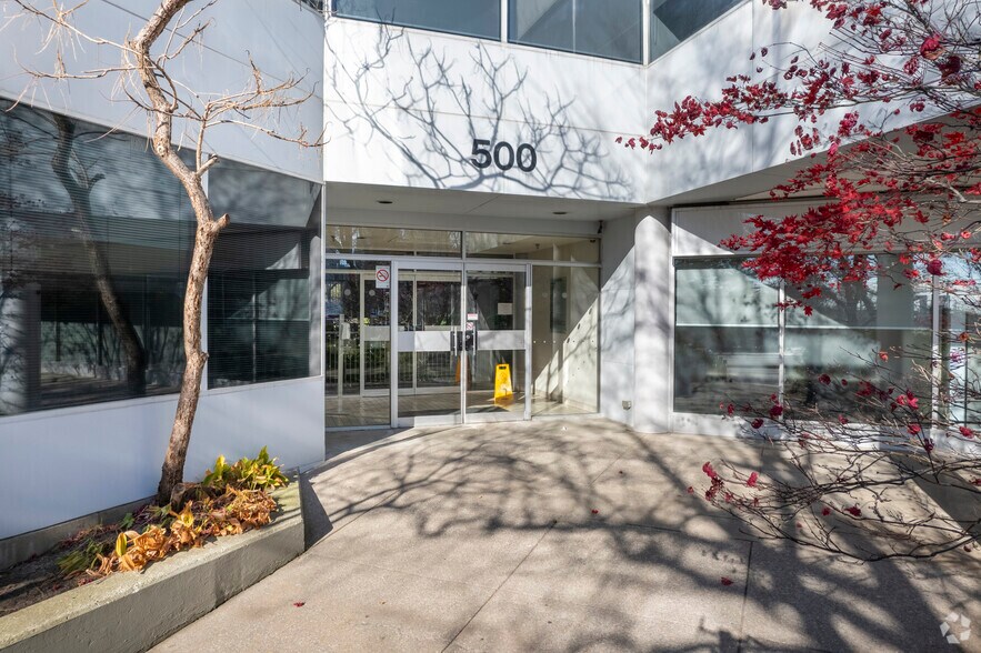 500 Sheppard Ave E, Toronto, ON à louer - Photo du bâtiment - Image 3 de 5