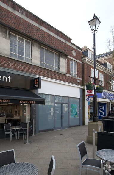 53 High St, Staines à louer - Photo du bâtiment - Image 2 de 4