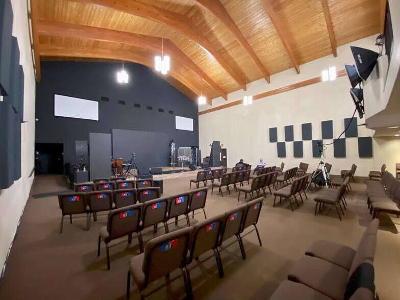 4999 Holly Dr, San Diego, CA à louer - Photo du bâtiment - Image 3 de 6