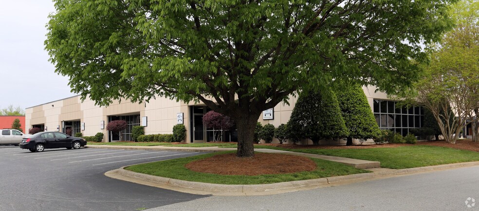 7349 W Friendly Ave, Greensboro, NC à louer - Photo du bâtiment - Image 2 de 6