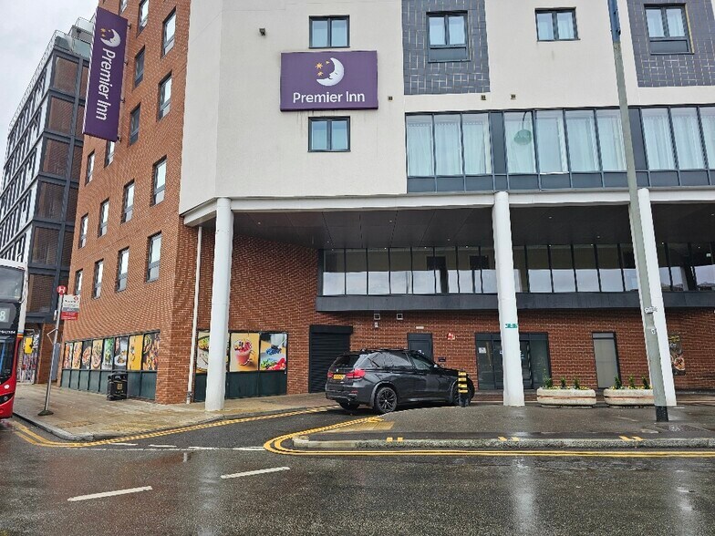 Colham House, Bakers Road, Uxbridge à louer - Photo du bâtiment - Image 2 de 7