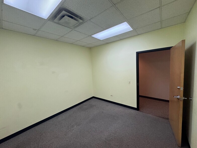 10-14 W Burlington Ave, La Grange, IL à louer - Photo intérieure - Image 2 de 10