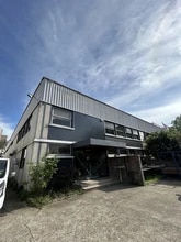 Flex in Colombes for lease Building Photo- Image 2 of 4