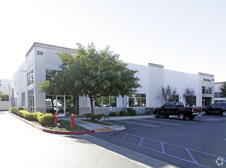 5 Holland, Irvine, CA for lease - Primary Photo - Image 1 of 4