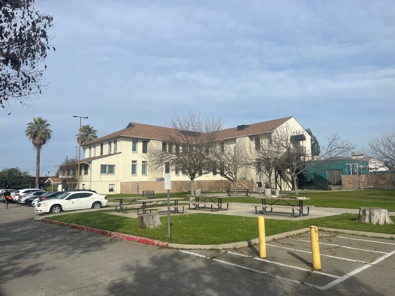 4441 E Cesar Chavez Blvd, Fresno, CA à louer - Photo du bâtiment - Image 2 de 7