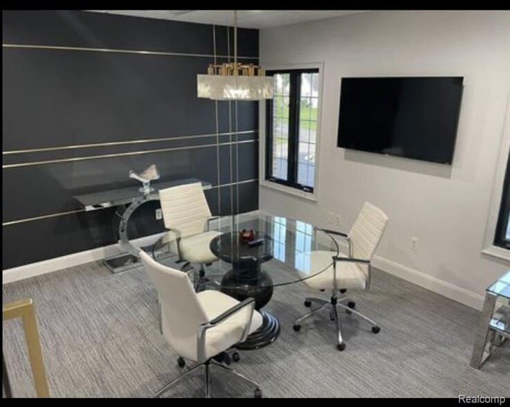 3062 E Walton Blvd, Auburn Hills, MI for lease - Building Photo - Image 2 of 9