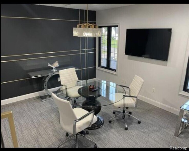 3062 E Walton Blvd, Auburn Hills, MI à louer - Photo du bâtiment - Image 2 de 9