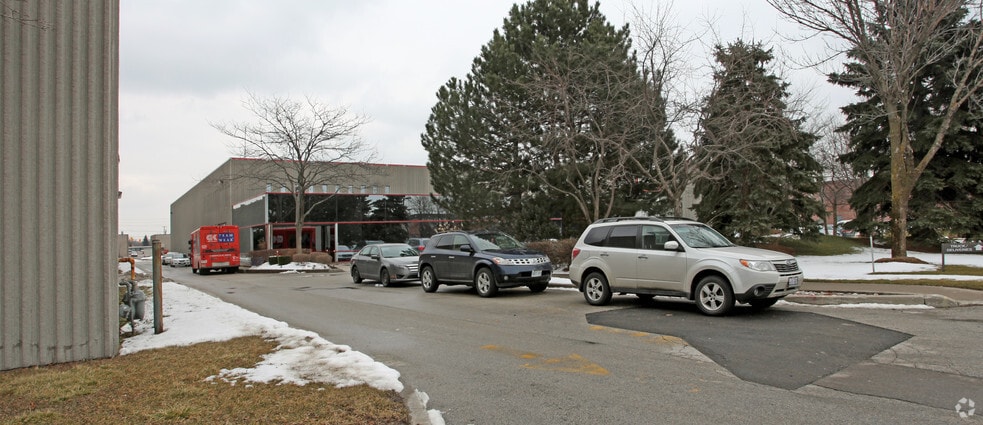 111 Sinnott Rd, Toronto, ON à louer - Photo du bâtiment - Image 2 de 3