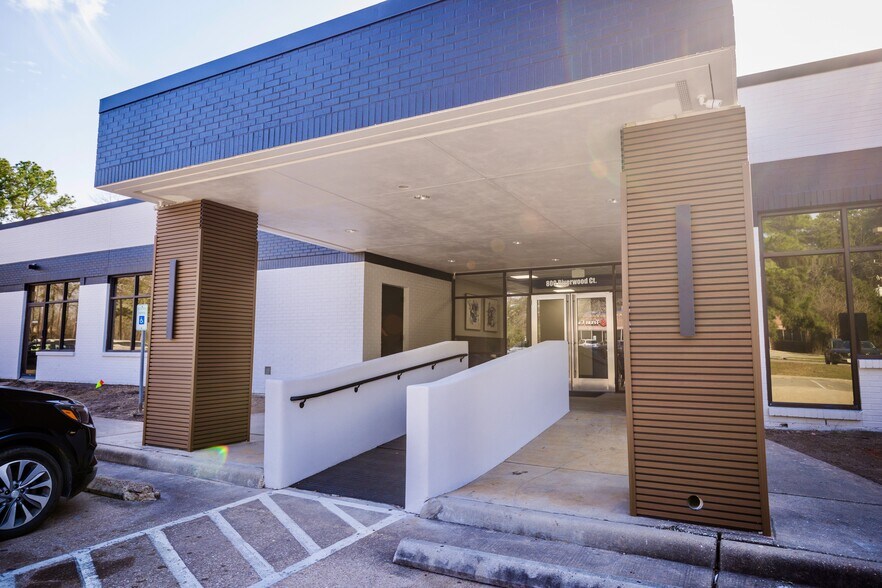 800 Riverwood Ct, Conroe, TX à louer - Photo du bâtiment - Image 2 de 9