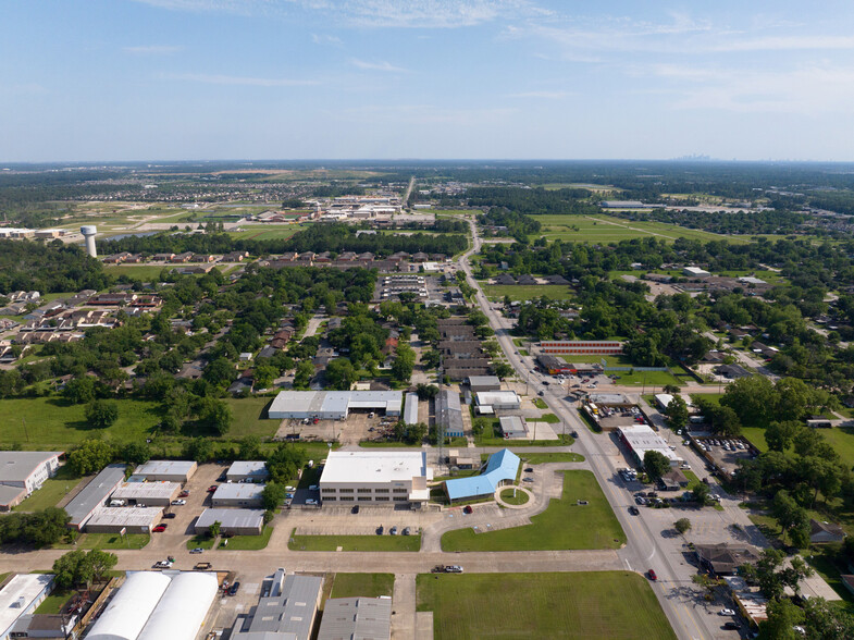 327 Wilson Rd, Humble, TX for sale - Primary Photo - Image 1 of 9