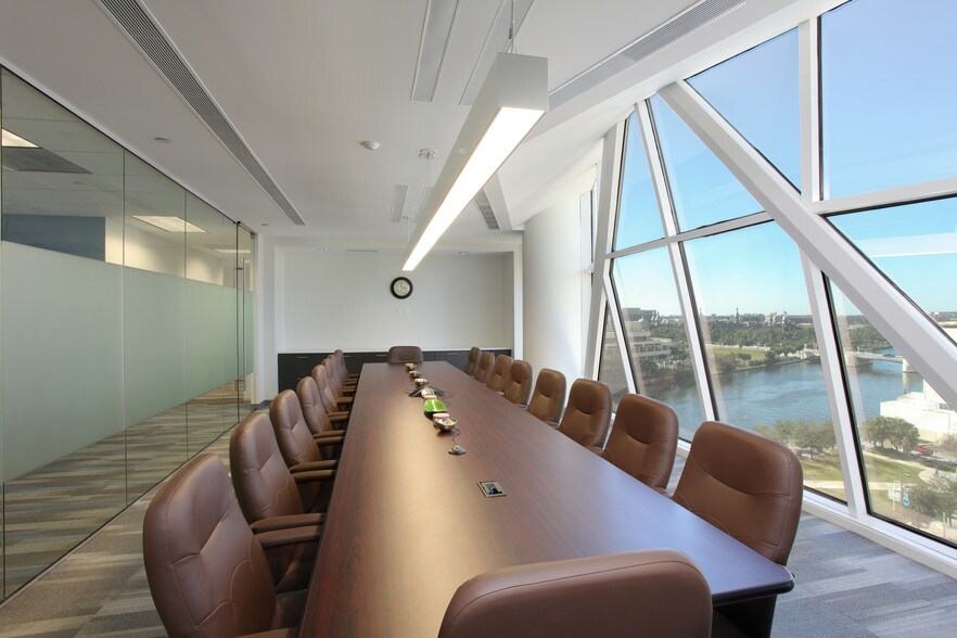 100 S Ashley Dr, Tampa, FL à louer - Photo intérieure - Image 2 de 49