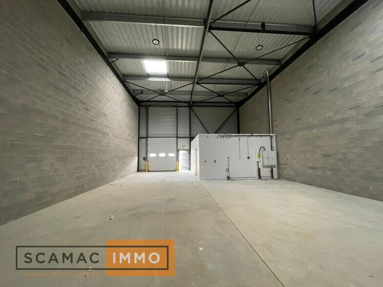 Bureau dans Savigny-le-Temple à louer - Photo du bâtiment - Image 2 de 4