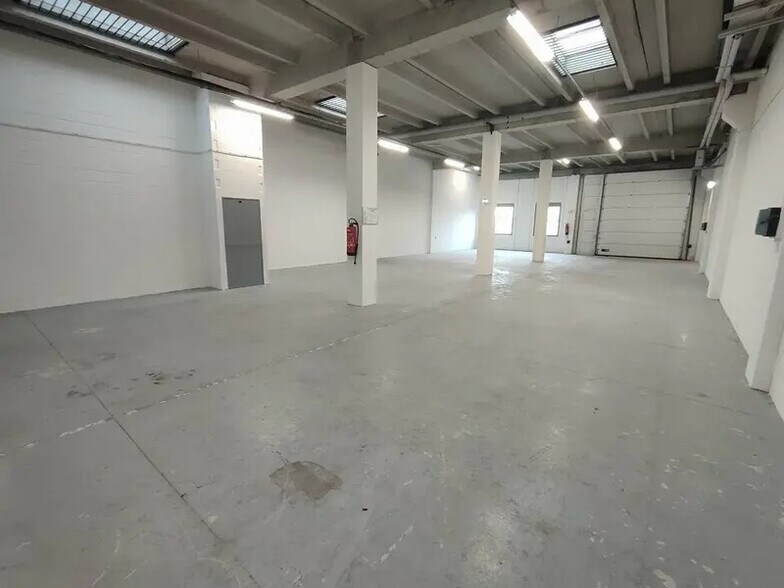 Flex dans Saint-Quentin-Fallavier à louer - Photo du bâtiment - Image 2 de 9