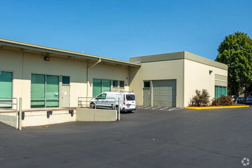 7535 NE Ambassador Pl, Portland, OR à vendre - Photo du bâtiment - Image 3 de 4