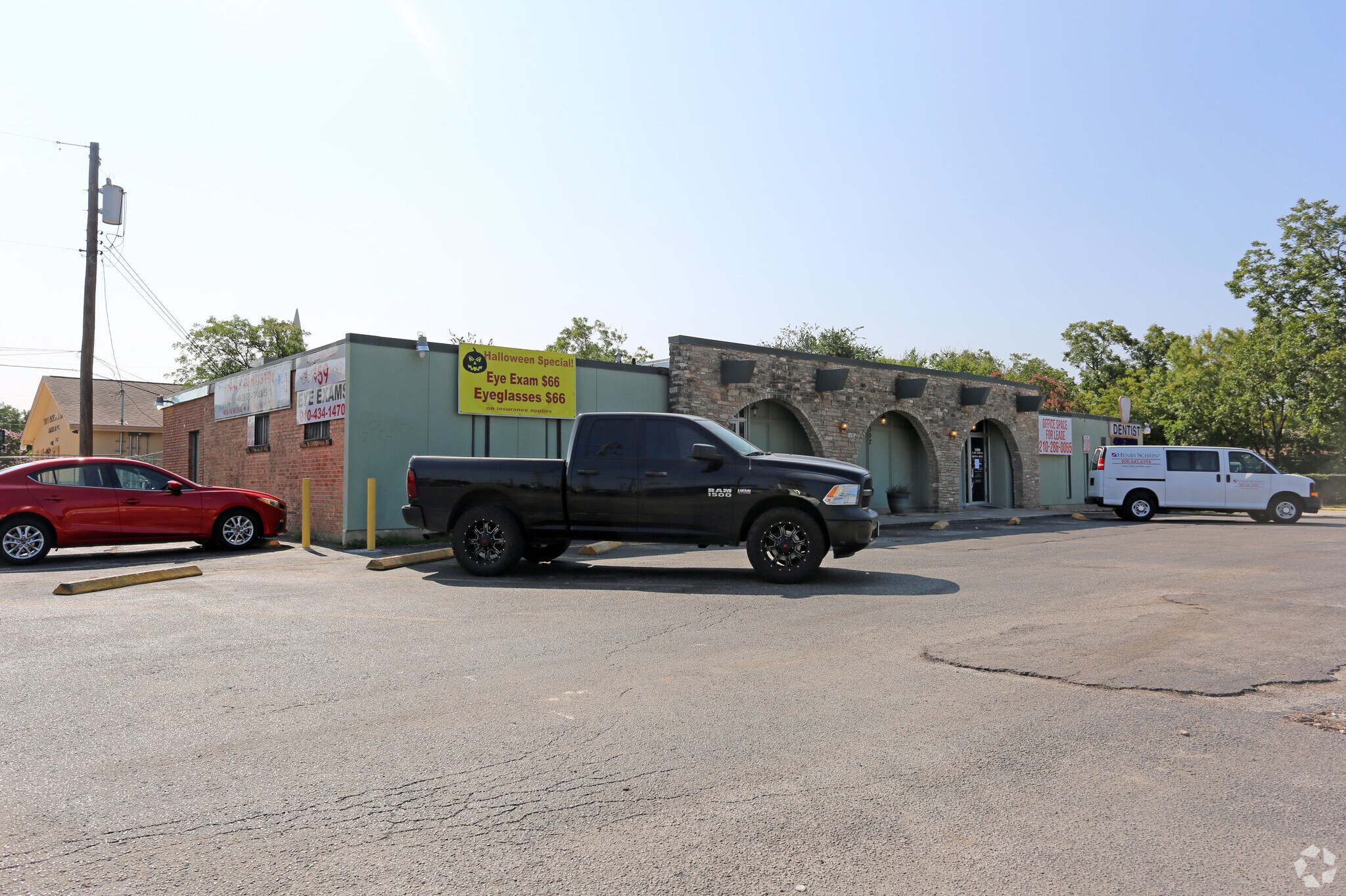 1302 S General Mcmullen Dr, San Antonio, TX à louer Photo principale- Image 1 de 4