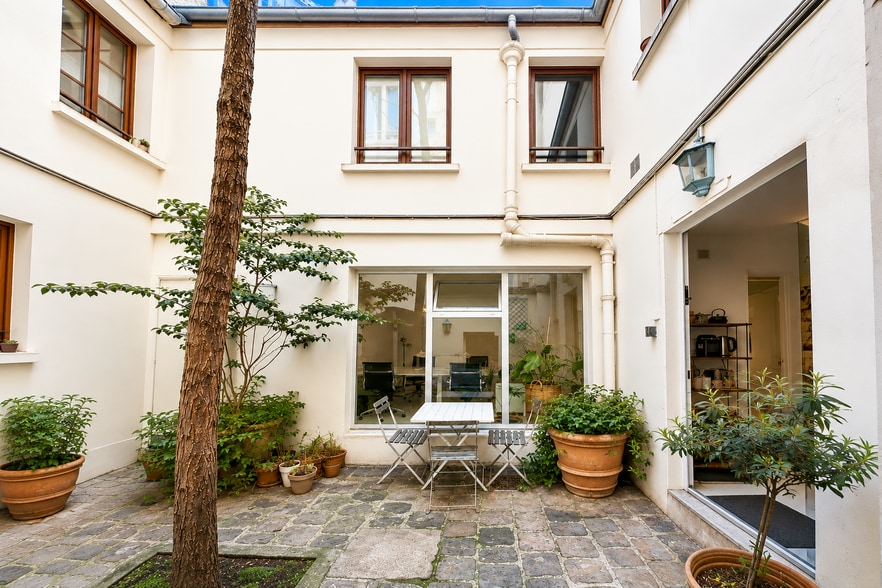 Retail in Paris for lease - Building Photo - Image 1 of 1
