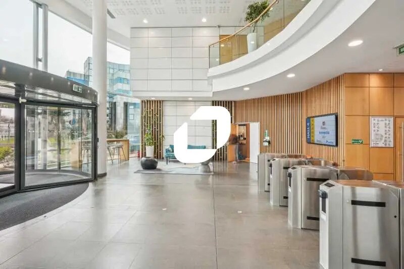 Office in Gennevilliers for lease - Lobby - Image 2 of 6