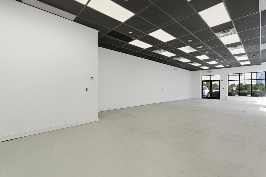 2437 Merrick Rd, Bellmore, NY for lease - Interior Photo - Image 2 of 15