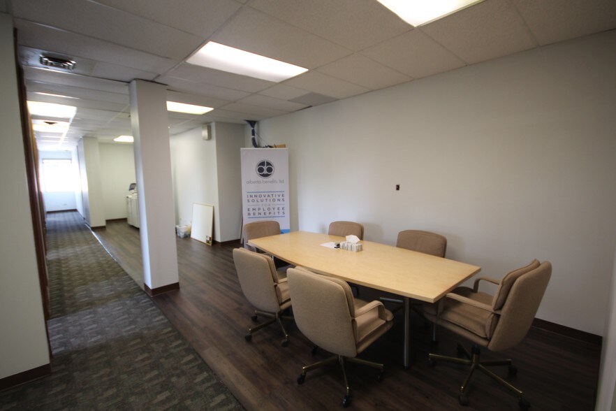 10235 124th St, Edmonton, AB à louer - Photo du bâtiment - Image 3 de 32