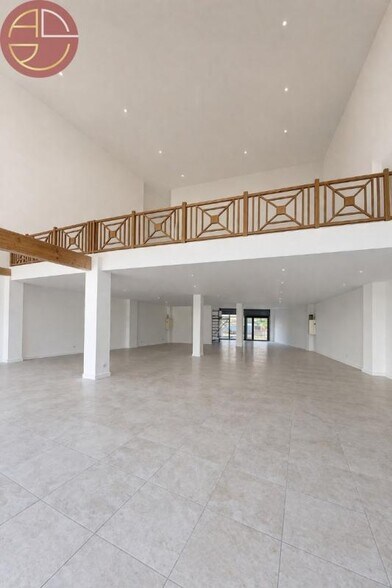 Retail in Plaisance-du-Touch for lease - Interior Photo - Image 2 of 4