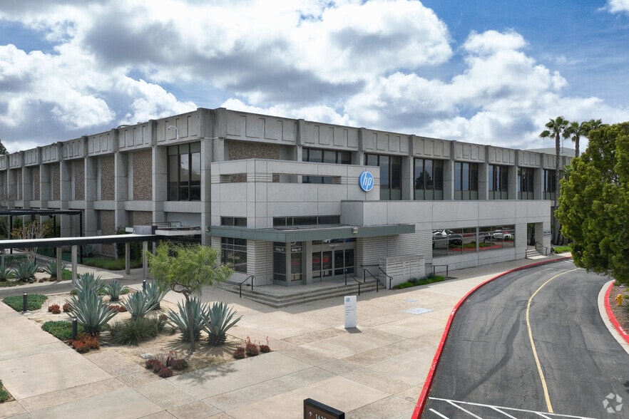 16399 W Bernardo Dr, San Diego, CA à louer - Photo du bâtiment - Image 1 de 6
