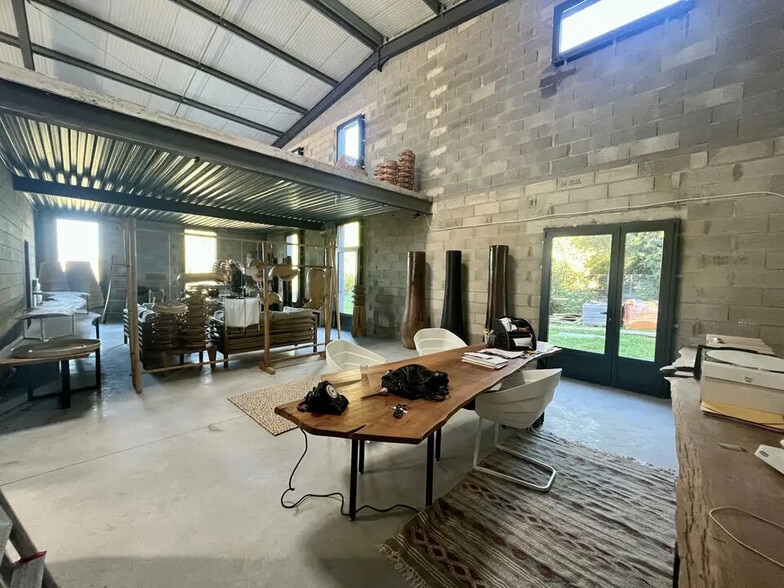 Office in Eygalières for lease - Interior Photo - Image 1 of 6