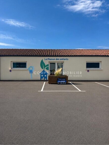 Retail in Nîmes for lease - Building Photo - Image 3 of 4