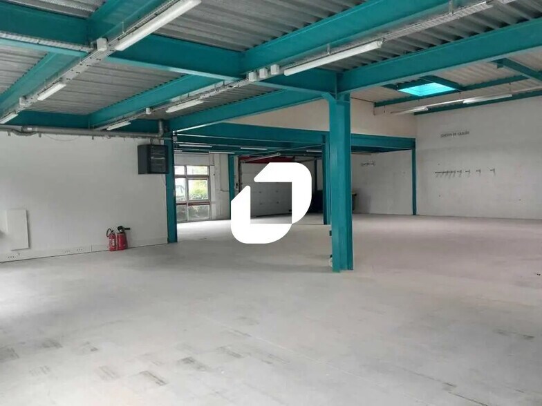 Flex in Tremblay-en-France for lease - Interior Photo - Image 1 of 14
