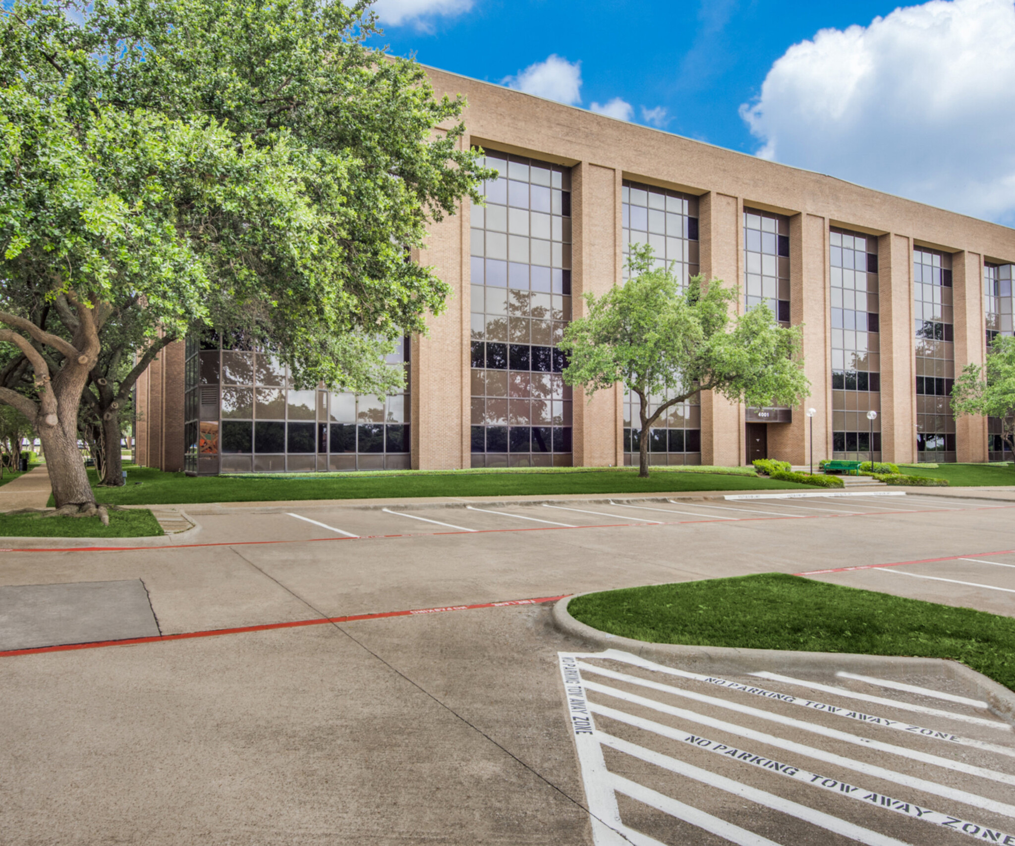 4001 McEwen Rd, Farmers Branch, TX à louer Photo du bâtiment- Image 1 de 7