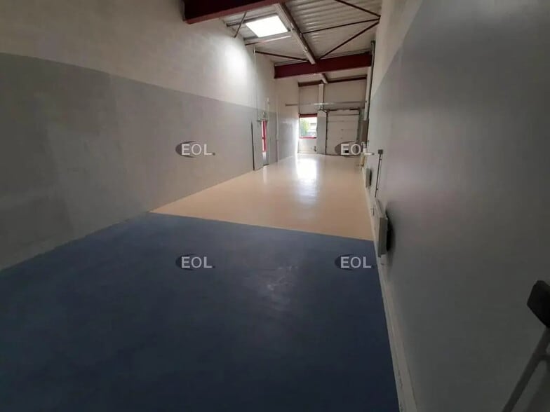 Flex in Villebon-sur-Yvette for lease - Interior Photo - Image 3 of 5