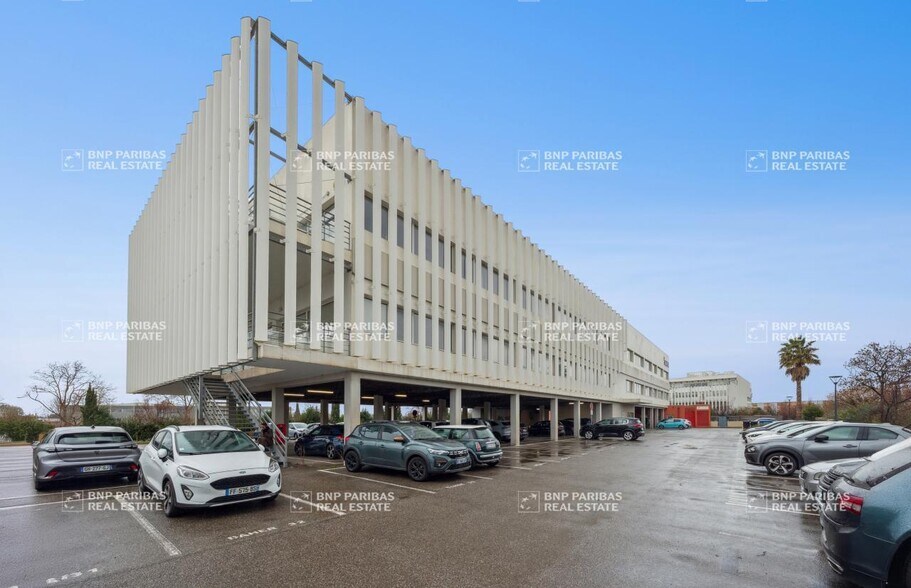 Office in Marignane for lease - Building Photo - Image 1 of 22