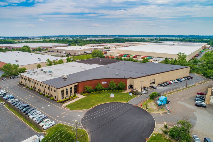 300 McGaw Dr, Edison, NJ à vendre - Photo du bâtiment - Image 2 de 9