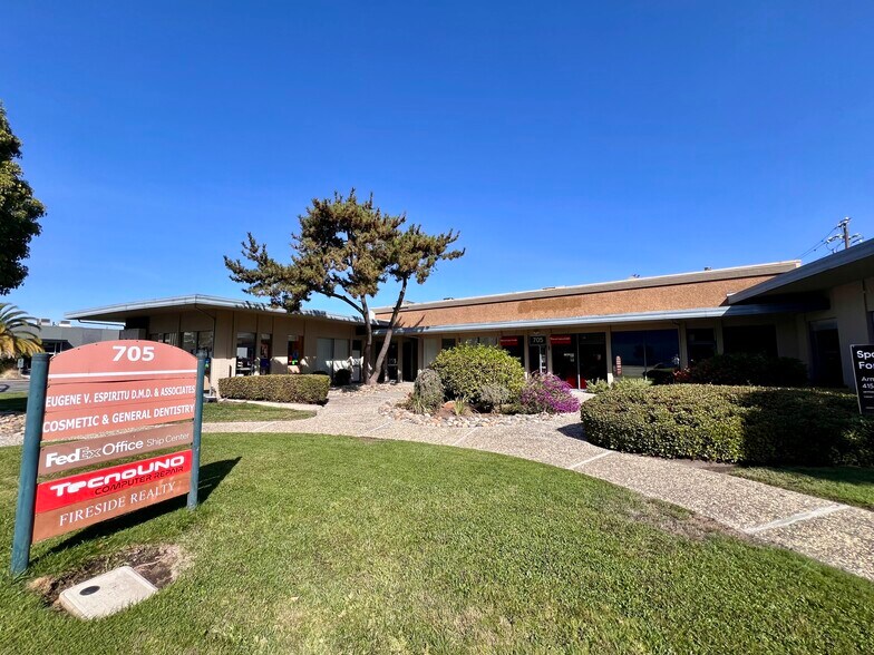 705 Veterans Blvd, Redwood City, CA à vendre - Photo du bâtiment - Image 3 de 22