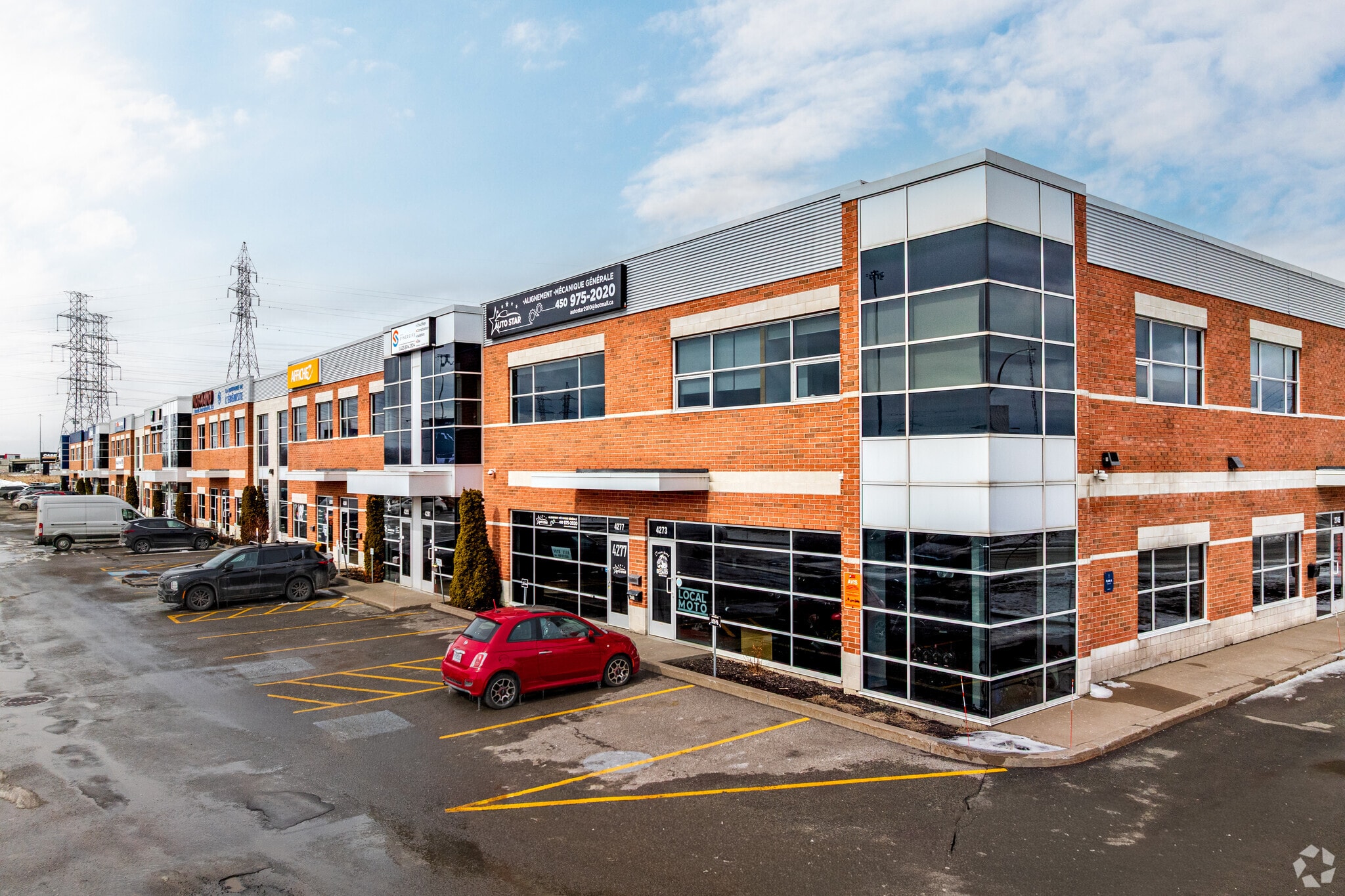 4293-4345 Des Laurentides (A-15) E, Laval, QC à louer Photo du bâtiment- Image 1 de 10