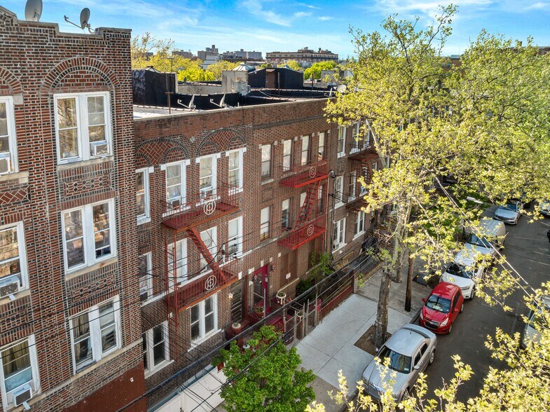596 Wyona St, Brooklyn, NY à vendre - Photo du bâtiment - Image 2 de 26