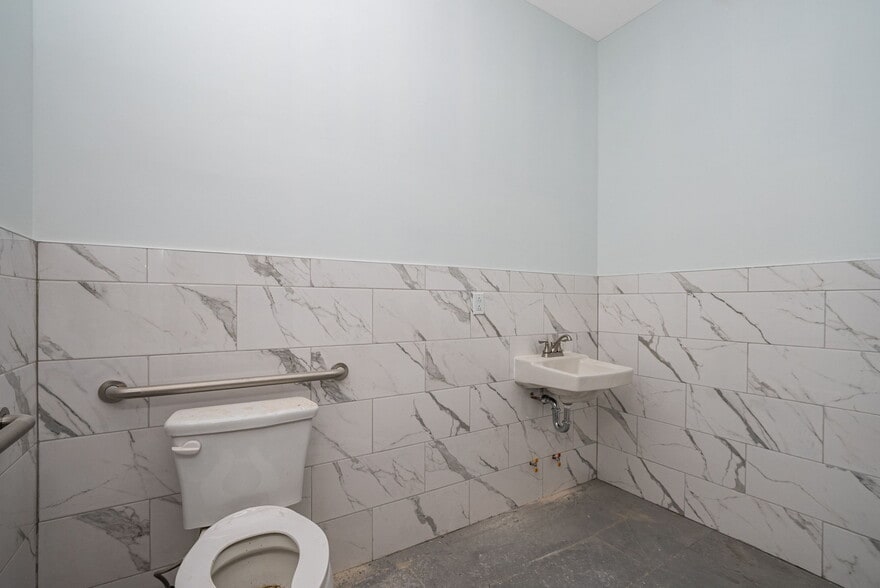 168-31 Hillside Ave, Jamaica, NY for lease - Building Photo - Image 2 of 2