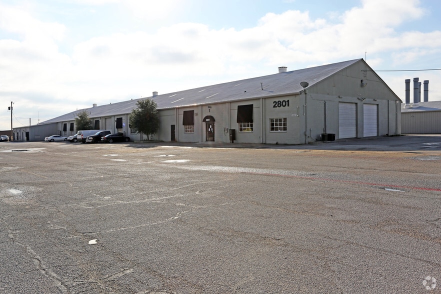 2801 E Main St, Grand Prairie, TX for lease - Building Photo - Image 1 of 17